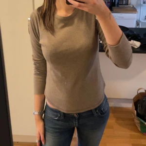Tröja - Jätte fin brunaktig tröja. Säljer pågrund av för liten storlek och kommer ej till användning 😇 Skicka för fler bilder