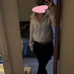 Teddyjacka hm - Är inte helt säker ifall jag vill sälja så intressekoll på min teddyjacka från hm i XS, skriv ifall du är intresserad av att köpa!! Kan även byta mot en i S eller M💕💕