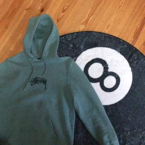 Stussy Hoodie - Passar S-M, säljes pga att storleken är lite liten (brukar ha L) passar perfa om du vill göra hemlösa outfits ⁉️⁉️