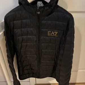 Armani Ea7 jacka  - Storlek Medium, bra skick förutom  ett hål, men inget som syns speciellt mycket på enligt mig.