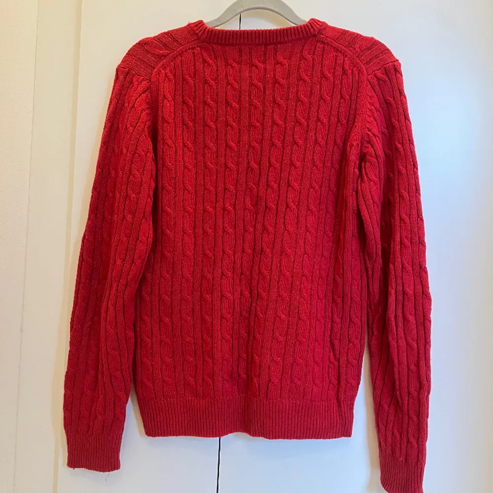 En fin röd kabelstickad tröja ifrån Svea. Nyskick i storlek M.❤️. Tröjor & Koftor.