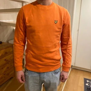 Tröja lyle Scott’s - Orange Lyle scott tröja. Ny skick, använd två gånger. Storlek S.