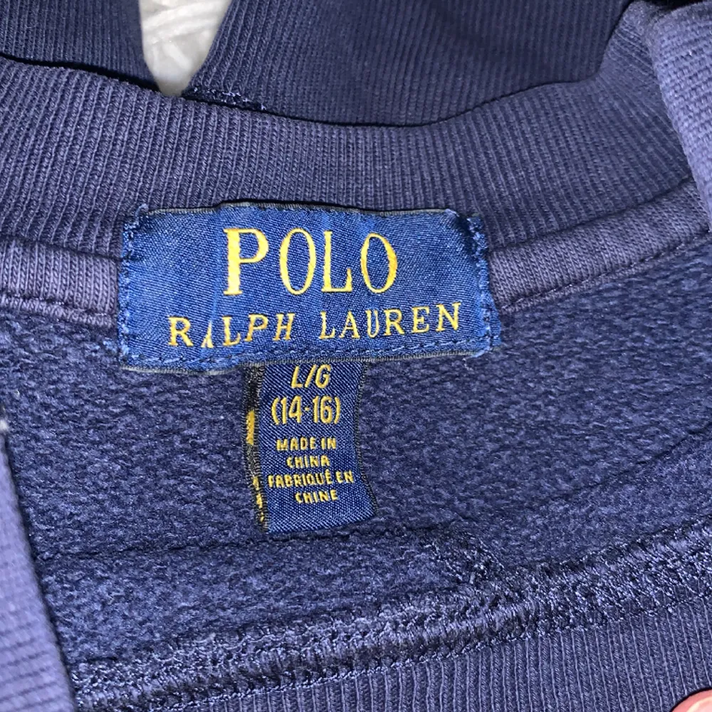 Ralph Lauren tröja i bra skick och knappt andvänd. Storlek 14-16 år, skulle säga att den är storlek xs/s lite stor på mig som brukar ha Xs i mina kläder . Tröjor & Koftor.