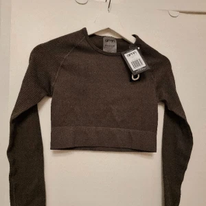 Aim'n crop top - Helt oanvänd. Färgen Khaki
