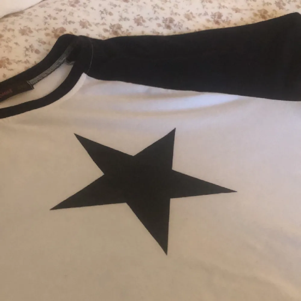 Sjukt snygg oversized tisha med en svart stor stjärna på😍😍har inte använt den på jättelänge så de därför jag säljer, den borde ha nån fläck från när ja spillde nåt på den men ja har kollat jättenoga men ser inte den🙌Skriv för fler bilder😘. T-shirts.