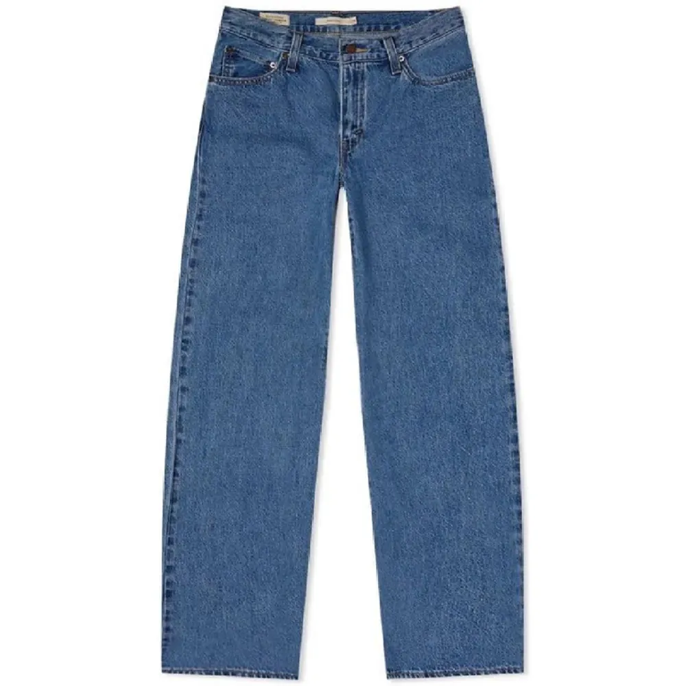 Säljer dessa jätte snygga baggy jeans från Levis! Köpt för 1200kr och säljer för bara 574kr 💕 skriv för mer funderingar! . Jeans & Byxor.