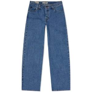 Säljer dessa jätte snygga baggy jeans från Levis! Köpt för 1200kr och säljer för bara 574kr 💕 skriv för mer funderingar! 