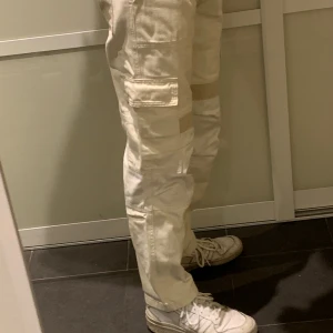 Cargobyxor med färgblock - Cargobyxor från Bershka Beige/Offwhite färg. Nyskick. 90s wide passform. Hör gärna av dig vid frågor!