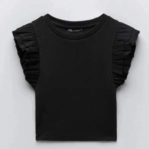 En svart volang tröja! Nästan helt oanvänd! Finns inte att köp på zara längre! 