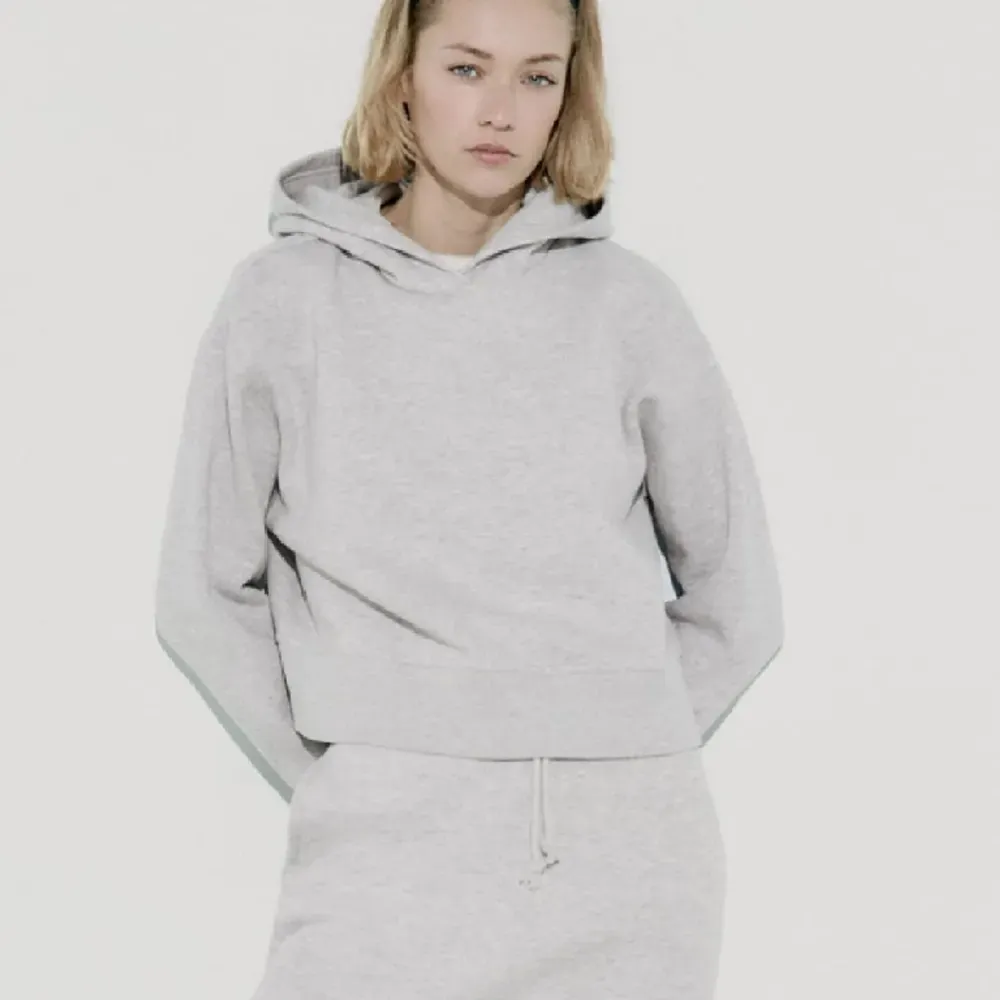 Jätte fin och mysig croppad hoodie med luva, från Zara🫶🏼 hör av dig privat om du är intresserad eller tryck gärna på köp nu !💋🥰. Hoodies.