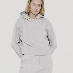 Jätte fin och mysig croppad hoodie med luva, från Zara🫶🏼 hör av dig privat om du är intresserad eller tryck gärna på köp nu !💋🥰