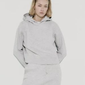 Hoodie zara  - Jätte fin och mysig croppad hoodie med luva, från Zara🫶🏼 hör av dig privat om du är intresserad eller tryck gärna på köp nu !💋🥰