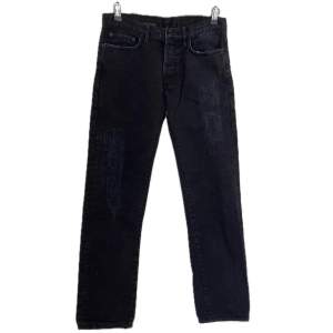 Vintage Dior Hedi Slimane jeans som har mega najs distressing. Tyvärr för små för mig :(  Waist: 40.5cm Inseam: 78cm 