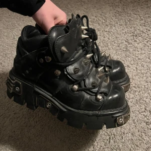 New rock - Äkta new rocks! Så ball design med nitar älskar dom men de är liiiite för små för mig så insett att det är dax att sälja😔🙏🏼 tror dessa går för ca 3000kr nya