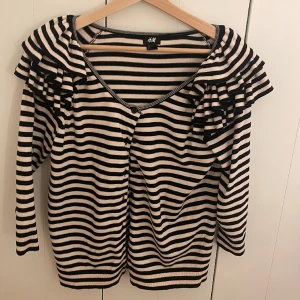 Randig kofta - Randig kofta med volang från hm💓 Storlek L men passar M❤️