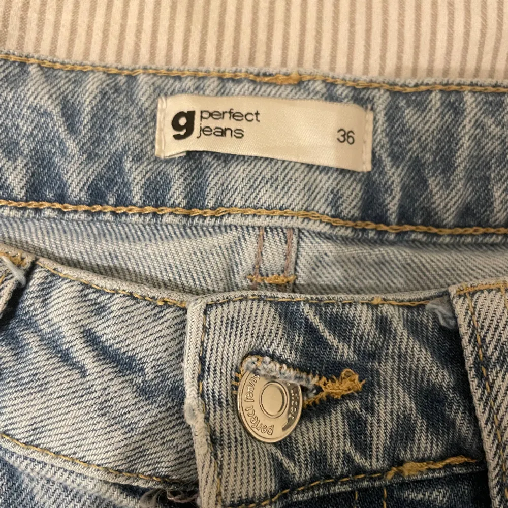 Supersnygga jeans ifrån Gina, storlek 36! Endast testade 1 gång så i nyskick☺️ 100kr eller bud . Jeans & Byxor.