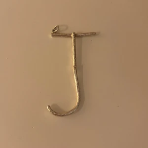 Wonky letter J - Stora Wonky letter berlocken i J från Maria nilsdotter. Bra skick, sparsamt använd. Pris kan diskuteras.
