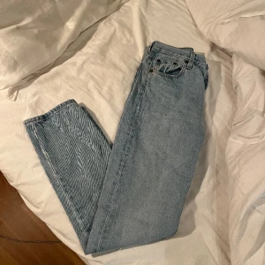 Levis jeans  - Högmidjade raka 501 jeans i nyskick, w 25 L 30. Pris går att diskutera💞