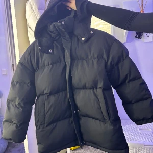 Svart jacka  - Svart oversized tjock jacka, använd få gånger. Jätte skön och bra kvalite, har 2 fickor. Vet tyvärr inte vart den är ifrån 
