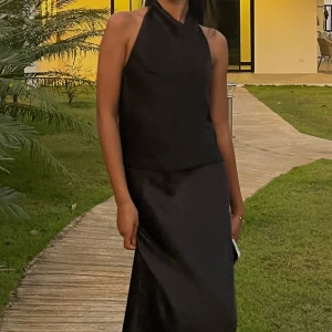 Svart topp  - Säljer min satin topp från h&m. Använt 2 gg.💕💗🌺💞🌸💖🌷💓💝💘💗🩷👛👚🪞