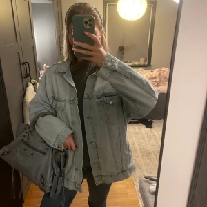 Jeansjacka - Säljer min skit snygga zara jeansjacka som är skit snygg till sommaren och våren!🤗☀️