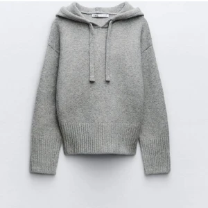 Grå Zara hoodie  - Super fin hoodie från zara! Använt den ca 3-4ggr och är i nyskick! Inga defekter❤️nypris:600
