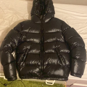 ZARA jacka - Köpte jackan för cirka två månader sedan. Inget fel på jackan. Storlek S, men kan även passa M. Priset är inte hugget i sten! vid intresse, skicka ett meddelande.🙏🏻