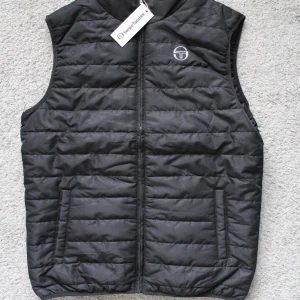 Väst Sergio Tacchini - Sergio Tacchini väst herr, aldrig använd.  Storlek M  Ord.pris 1 095kr Mitt pris 450kr Har du nån fråga/mer bilder? Det är bara att höra av dig ⭐️