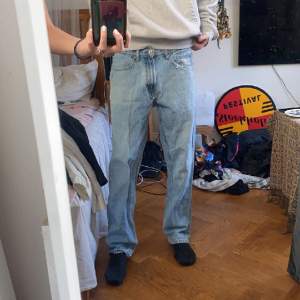 (killbyxor) snygga vailent jeans använda lite slitna men bara på en fickan, storlek s. 