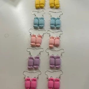 Karamell berlocker som örhängen  - Dessa är örhängen som jag gör själv. Ni bestämmer själva vilken färger ni vill ha. Men det finns bara de färger som är med på bilderna. Dessa är aldrig använda. Skriv till mig om du undrar något. OBS! När du köper denna kommer du endast köpa ett par!