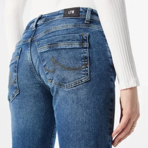 Ltb jeans  - Säljer dessa ltb jeansen, dem är i nyskick och endast använda 1-2 gånger🫶🏼 dem är i 28/32❣️köptes för 800 och säljs för 650 ungefär men det kan diskuteras💞