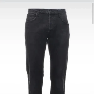 Lee jeans  - Direkt från Sellpy, tyvärr förstora därför säljer jag dom vidare! Allt som säljs via Sellpy går igenom så att det är äkta! Storlek 34. Ej tagit upp ur Sellpy paketet!