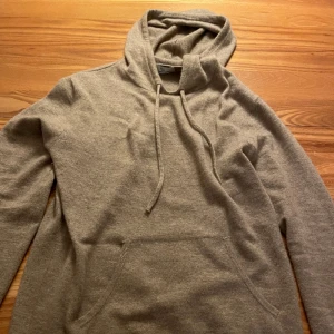 Kashmir hoodie - Tjena säljer nu min snygga Kashmir hoodie ifrån Cashmere clothes! Hoodien är använd i knappt en månad och är i skick 9/10. Skriv om du har fler frågor!