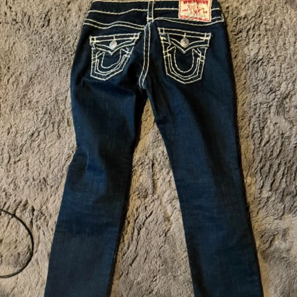 Jätte snygga true religion jeans i modellen ”Billy super T”. Kika gärna in min profil då jag säljer fler lågmidjade jeans. Midjemåttet tvärs över: 40cm💗 Innerbenslängd: 76cm Säljer tyvärr då dom börjar bli lite små på mig. Nypris: över 2000kr. . Jeans & Byxor.