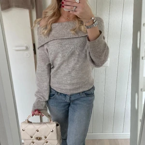 Hm offshoulder stickad tröja - Såå fin stickad tröja från hm, bra skick ❣️