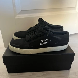 Yves Saint laurent skor - Hej! Nu säljer jag dessa helt oanvända saint Laurent skor, nypris 7000 kr mitt pris 2899. Box,dustbag och allt annat som med kommer när man köper det som nytt, hör jätte gärna av er vid följande frågor!🥂