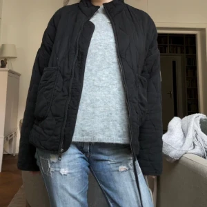 Quiltad Zara jacka - Supersnygg jacka från Zara som jag köpte i höstas men som tyvärr inte kommer till användning💓 Den säljs längre på Zara!   Jackan är knappt använd och är i nyskick💓Nypris 859🥰