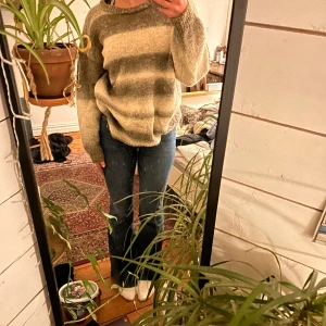 randig stickad  - en jättefin hemmagjord stickad tröja i olika nyanser av grå och vit❤️älskar den och var min fsvorit tröja innan, men har inte använt den på ett år så det är dags för ett nytt hem☀️i superskick 💕