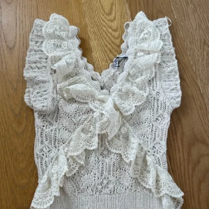 Zara topp  - Säljer min jätte snygga topp från zara med virkade detaljer då den Tyvär inte kommer till användningen längre❤️❤️