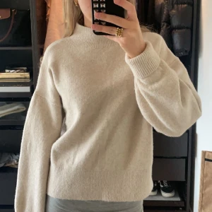 Other Stories Stickad - Säljer min stickade från Other Stories! Använd fåtal gånger, nypris 490kr!💗💗