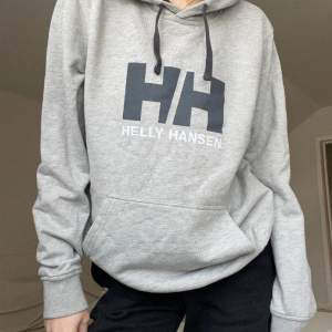 Jag säljer denna hoodie från Helly Hansen i storlek S för 100kr.💕
