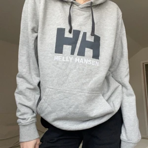 Hoodie - Jag säljer denna hoodie från Helly Hansen i storlek S för 100kr.💕