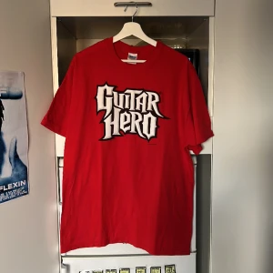 GUITAR HERO RRAAAH RAAHHH T-SHIRT - äkta thru tha fire n the flames expert 100% teeeee💯💯 sjuuukt kattig från 2007 äkta activision merch🎸🎸 asfet strl XL men sitter perfa baggy swag 🎸🎸 big bwoi print dunder kvalitet på gildan blank kom me nåt bättre mannneeennn😁⚡️ äkta xbox360 sw4g