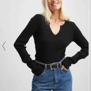 Söt ribbstickad tröja - Säljer min jättefina ribbstickade tröja från NAKD, eftersom den inte passade mig. Den har lappar kvar & är oanvänd. Nypris 350kr, pris går att diskutera🩷 Passar mig som är S-M, då den har väldigt stretchigt material. Hör av er vid frågor! 