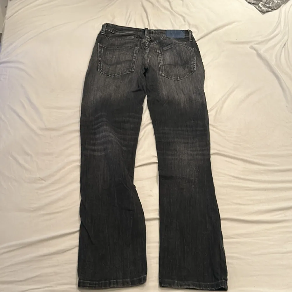 Idag har jag tänkt sälja mina Jack & Jones byxor som inte används längre men är i ett jätte bra skick! Pris går att diskutera och fler bilder är det bara till att fråga om! Det är regular byxor  Midja: 30  Längd: 34 Inget kvitto.  . Jeans & Byxor.