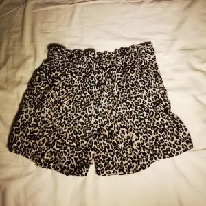 Lösa leopard shorts i jätteskönt material, nästan aldrig använda. I storlek 152 men passar även xxs-xs. Skriv för mer info💞