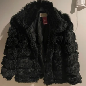 Pälsjacka från nelly - Pälsjacka från nelly storlek 36. Super snygg och varm