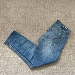 Dondup George jeans  - Säljer dessa riktigt feta Dondup jeans i modellen George! Storlek 33! Hör gärna av dig om du har frågor!
