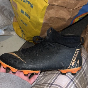 Fotbollsskor  - Säljer dessa för dem är för små. Skick 8/10, strumpan är lite uttöjd. Köparen står för frakten!