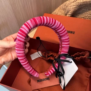 MISSONI hårband  - Heej säljer detta supersnygga hårband från Missoni. Aldrig använt och med prislapp, dustbag och kartong kvar😍